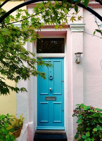 nátěr předních dveří, venkovní architektura řadových obytných domů v oblasti Notting Hill, bohatá oblast Londýna, Velká Británie
