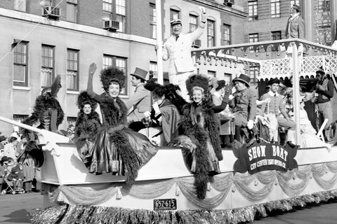 Джо и Браун волнами из лодки на параде Мейси в День благодарения в 1960 году