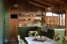 Una ristrutturazione della cucina di Jaqui Seerman che dimostra che i vecchi pannelli in legno possono essere splendidi