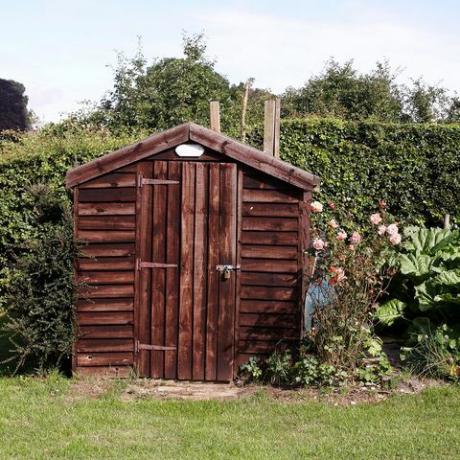 tipik İngiliz arka bahçesinde bahçe kulübesi