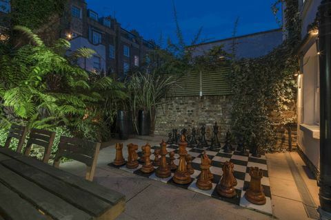 Juego de ajedrez Chalcot House en Chalcot Square, Aston Chase