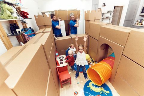 Компанията за премахване AnyVan.com пуска гама от картонени замъци, за да улесни придвижването както за деца, така и за родители