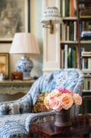 Podívejte se, jak Charlotte Mossová v několika jednoduchých krocích vytváří opulentní květinová ozdoba