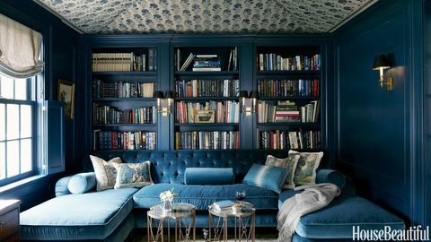 niebieska aksamitna tuftowana sofa