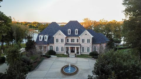 A mega mansão de Kelly Clarkson à beira do lago no Tennessee está à venda por US $ 7,95 milhões