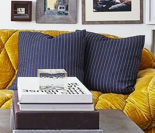 Obývací pokoj, pokoj, nábytek, interiérový design, žlutá, konferenční stolek, gauč, pomeranč, stůl, studio gauč, 