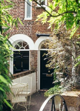 Londonas, Jungtinė Karalystė, 2019 m. liepos 17 d. juodos tradicinio anglų terasos namo terasos namo durys yra vidutinio tankio būsto forma, atsiradusi Europoje XVI a.