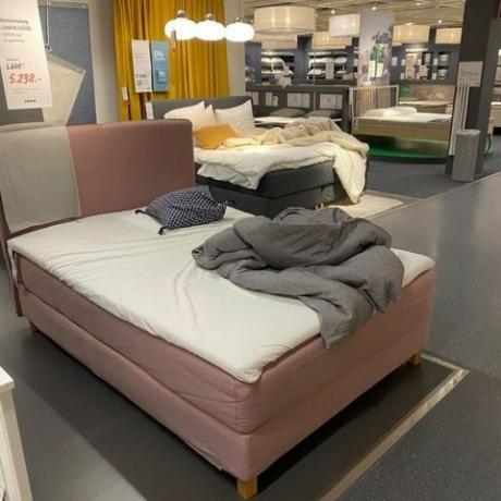 Покупатели и персонал IKEA попали под снег в магазине в Дании