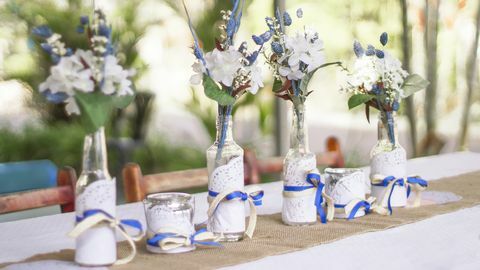 Candelabro y arreglo floral en mesa de jardín