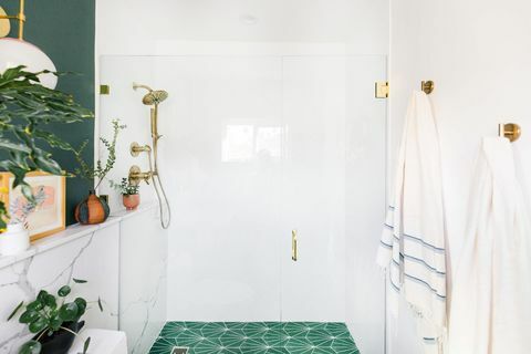 Branco, Sala, Verde, Casa de banho, Amarelo, Azulejo, Design de interiores, Piso, Casa, Equipamento de canalização, 