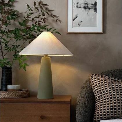 مصباح طاولة مخروطي الشكل من السيراميك من هابيتات - بيج وزيتون