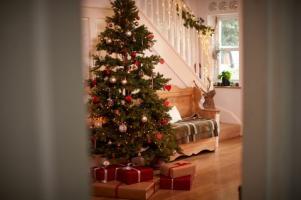 あなたのインテリアと衝突するクリスマスの装飾を避ける方法
