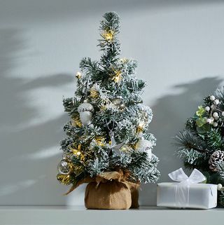 1,5 ft vnaprej osvetljeno zasneženo božično drevo