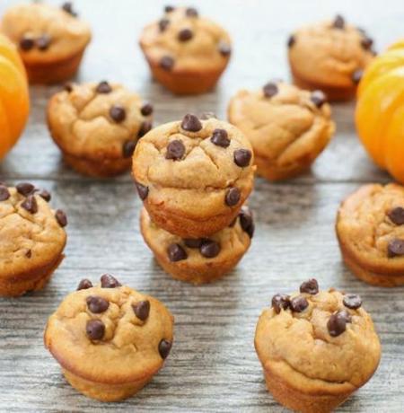 < p> Keine große Sache. Es ist nur Kürbis, Erdnussbutter und Schokolade. Es ist lässig.</p>< p> Holen Sie sich das Rezept von < a href=" http://kirbiecravings.com/2014/09/mini-flourless-peanut-butter-pumpkin-muffins.html"> Kirbie's Heißhunger</a>.</p>