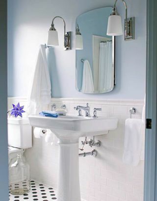 Badezimmer mit weißen Fliesen