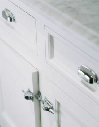 Бял шкаф с персонализирани дръжки. 