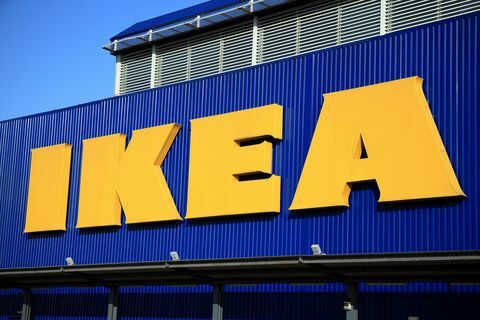 London, Großbritannien – 19. November 2011 Ikea-Logo-Werbeschild außerhalb seiner Supermarkt-Einzelhandelsgeschäfte in Brent Park Wembley?