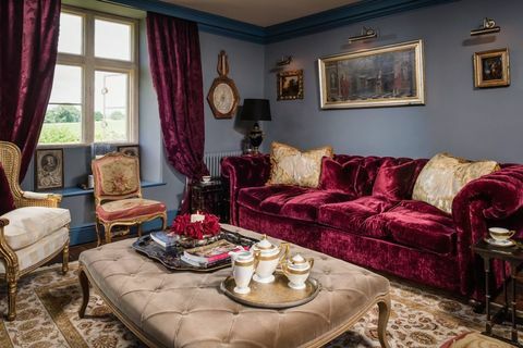 Darcy house - гостиная - красный бархатный диван на пуговицах