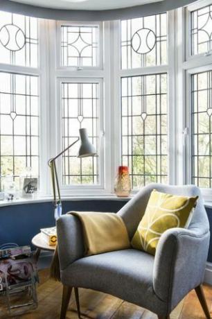 Blaues Retro-Wohnzimmer, inspiriert von klassischen Büchern