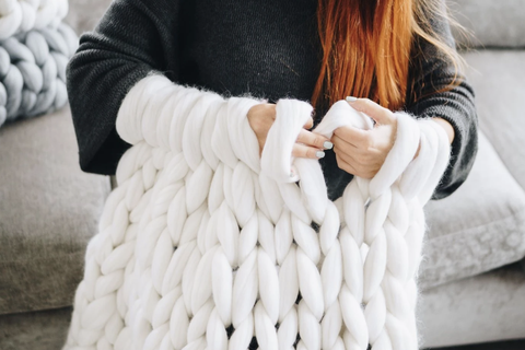 hvidt strikket tæppe
