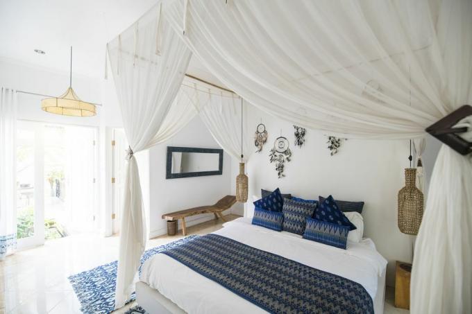 青い枕と居心地の良い風通しの良いベッドルーム