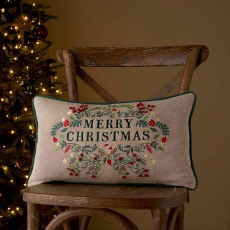 Вышитая подушка с Рождеством Христовым
