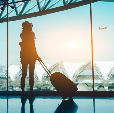 Beste ferietilbud: Lastminute.com Kvinne med bagasje som står på flyplassen