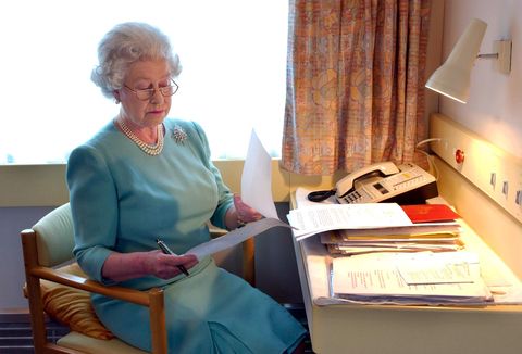 la reine Elizabeth II de Grande-Bretagne au travail sur