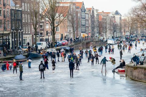 ผู้คนนับสิบเล่นสเก็ตบนคลองอัมสเตอร์ดัม