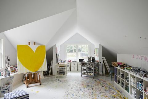 studio dengan cat di lantai