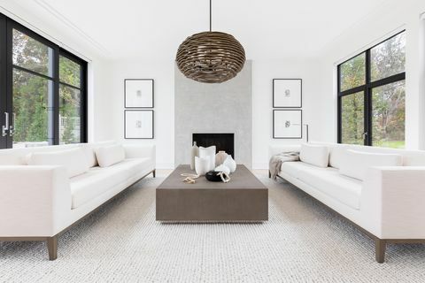 hvid sofa, grå tæppe stue