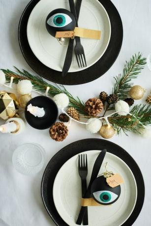 إعداد طاولة عيد الميلاد باللونين الأسود والذهبي ، آنا بارنيت للموئل