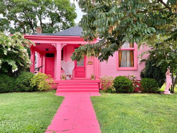 rumah merah muda