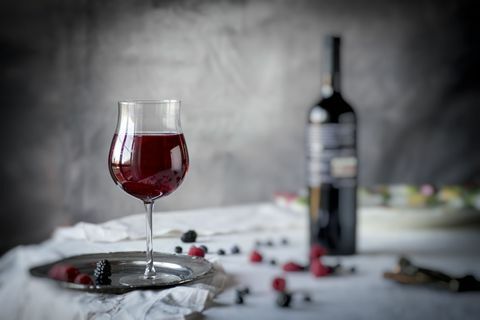 테이블에 레드 와인과 딸기