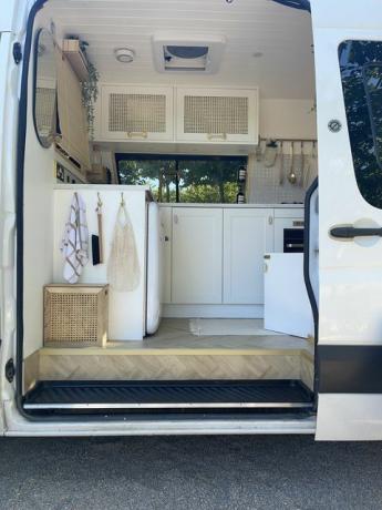 Ein Paar verwandelt einen Van in ein atemberaubendes Wohnmobil