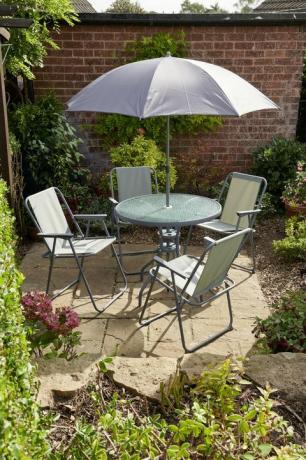 dārza terase ar galdu un krēsliem