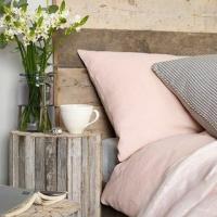 5 enkla sätt att styra tusenårig rosa i sovrummet