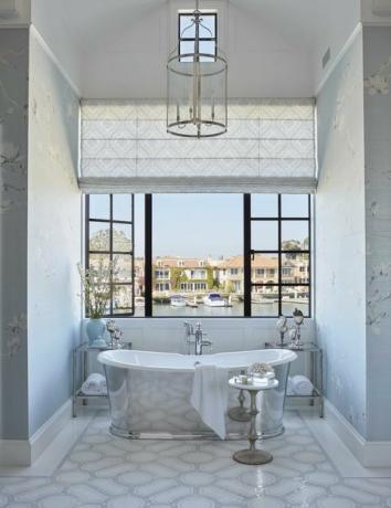 основная ванная комната, с серебряной ванной с видом на воду, синие обои