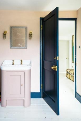 salle de bain avec peinture rose et bleu marine