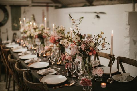 Ślubny stół z kwiatami