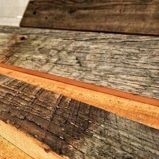 再生された風化した木の納屋の板