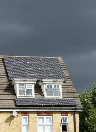 Paneles solares en el techo de la casa en un día nublado