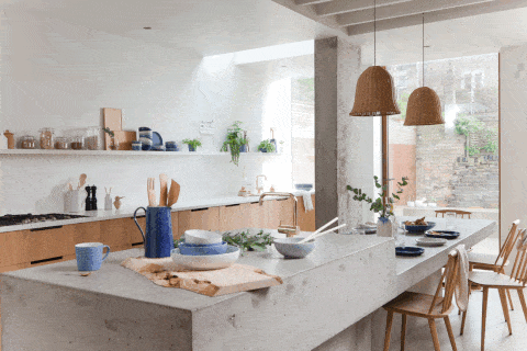 Denby har samarbetat med designers, 2LG Studios, för att avslöja ett uppmärksamt kök med de lugnande tonerna av nya handgjorda Studio Blue-stengods.