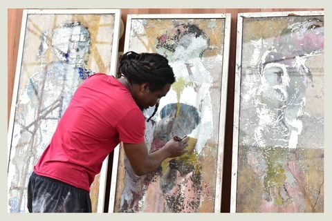 L'artista togolese sadikou oukpedjo dipinge nel suo laboratorio a bingerville, fuori Abidjan, Costa d'Avorio