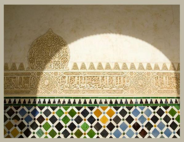 Azulejos y yeserías detalladas en la Alhambra de Granada, España.