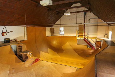 přestavěná vesnická hala s vlastním skateparkem je na prodej v norfolku