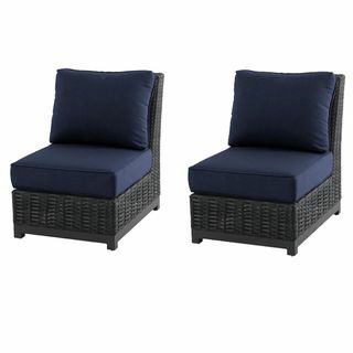 Плетеные коричневые стулья Altadena с синими подушками