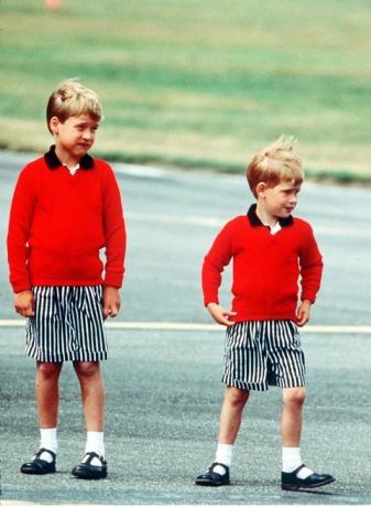 윌리엄 왕자, 해리 왕자 윌리엄 왕자와 해리 왕자, 똑같은 빨간 점퍼와 줄무늬 옷을 입고 있다 반바지, 1989년 8월 스코틀랜드 애버딘에서 휴가가 시작될 때 애버딘 공항에 도착, 스코틀랜드. (사진 제공: Anwar Hussein/Getty Images)