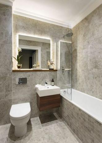 Ezüst márvány burkolat az Original Tile Company-tól egy két hálószobás viktoriánus lakás fürdőszobájában Edinburgh-ban, Skóciában.