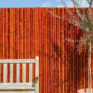 Storas raudonos spalvos bambuko tvoros apvyniojimo ritinys